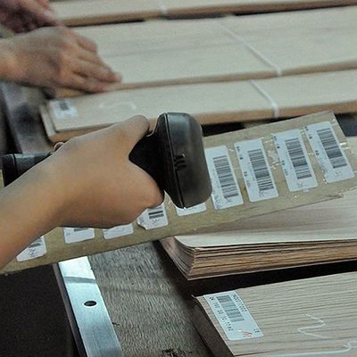 OEM Natural Mahogany Wood Veneer Straight Figured Grain 2500-3100MM For Door Skin