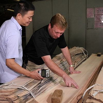 Customized American Natural Oak Wood Veneer Quarter Cut / Straight Grain Dyed Smoked For For Hotel Decoration
